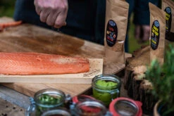 Axtschlag Flammlachsbrett Premium Line Kirsche - Extra Lang - Schraubhalterung - Mit Patentierter Halterung Für Feuerstelle, Grillrost Und Gasgrill 22 Axtschlag Flammlachsbrett Premium Line Kirsche - Extra Lang - Schraubhalterung - Mit Patentierter Halterung Für Feuerstelle, Grillrost Und Gasgrill -GrillWerk Verkäufe Axtscglag Flammlachs selber machen