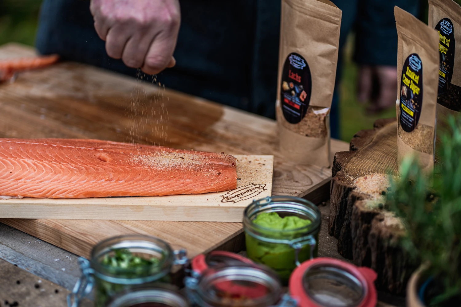 Axtschlag Flammlachsbrett Premium Line Kirsche - Extra Lang - Schraubhalterung - Mit Patentierter Halterung Für Feuerstelle, Grillrost Und Gasgrill 8 Axtschlag Flammlachsbrett Premium Line Kirsche - Extra Lang - Schraubhalterung - Mit Patentierter Halterung Für Feuerstelle, Grillrost Und Gasgrill – Bild 6