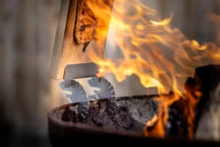 Axtschlag Flammlachsbrett Premium Line Kirsche - Extra Lang - Schraubhalterung - Mit Patentierter Halterung Für Feuerstelle, Grillrost Und Gasgrill 24 Axtschlag Flammlachsbrett Premium Line Kirsche - Extra Lang - Schraubhalterung - Mit Patentierter Halterung Für Feuerstelle, Grillrost Und Gasgrill -GrillWerk Verkäufe Axtschlag Birke Flammlachsbrett Edelstahl Halterung