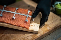 Axtschlag Flammlachsbrett Essential Line Birke - Schraubhalterung - Mit Halterung Für Feuerschalen Und Feuertonnen -GrillWerk Verkäufe Axtschlag Essential Flammlachsbrett Birke Schrauben