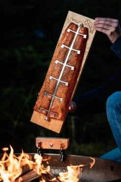 Axtschlag Flammlachsbrett Essential Line Birke - Schraubhalterung - Mit Halterung Für Feuerschalen Und Feuertonnen -GrillWerk Verkäufe Axtschlag Essential Flammlachsbrett Birke Wenden