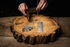 Axtschlag Flammlachsbrett Essential Line Birke - Schraubhalterung - Mit Halterung Für Feuerschalen Und Feuertonnen -GrillWerk Verkäufe Axtschlag Essential Flammlachsbrett Halterung Aufbau 1