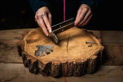 Axtschlag Flammlachsbrett Essential Line Birke - Schraubhalterung - Mit Halterung Für Feuerschalen Und Feuertonnen -GrillWerk Verkäufe Axtschlag Essential Flammlachsbrett Halterung Aufbau 2