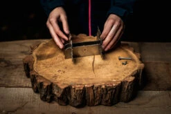 Axtschlag Flammlachsbrett Essential Line Birke - Schraubhalterung - Mit Halterung Für Feuerschalen Und Feuertonnen -GrillWerk Verkäufe Axtschlag Essential Flammlachsbrett Halterung Aufbau 3