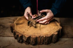 Axtschlag Flammlachsbrett Essential Line Birke - Schraubhalterung - Mit Halterung Für Feuerschalen Und Feuertonnen -GrillWerk Verkäufe Axtschlag Essential Flammlachsbrett Halterung Aufbau 4