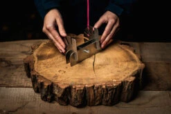 Axtschlag Flammlachsbrett Essential Line Birke - Schraubhalterung - Mit Halterung Für Feuerschalen Und Feuertonnen -GrillWerk Verkäufe Axtschlag Essential Flammlachsbrett Halterung Aufbau 5