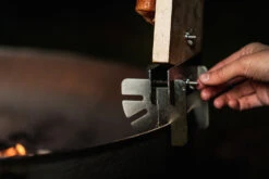 Axtschlag Flammlachsbrett Essential Line Birke - Schraubhalterung - Mit Halterung Für Feuerschalen Und Feuertonnen -GrillWerk Verkäufe Axtschlag Essential Flammlachsbrett Halterung montieren