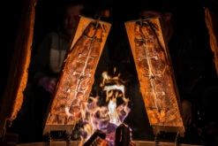 Axtschlag Flammlachsbrett Premium Line Birke - Klemmhalterung - Mit Patentierter Halterung Für Feuerstelle, Grillrost Und Gasgrill 30 Axtschlag Flammlachsbrett Premium Line Birke - Klemmhalterung - Mit Patentierter Halterung Für Feuerstelle, Grillrost Und Gasgrill -GrillWerk Verkäufe Axtschlag Flammlachsbrett Feuerstelle Flammen 2