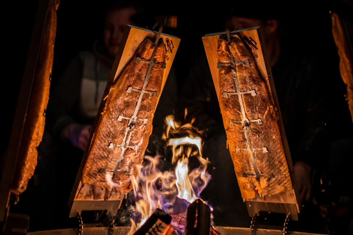 Axtschlag Flammlachsbrett Premium Line Birke - Klemmhalterung - Mit Patentierter Halterung Für Feuerstelle, Grillrost Und Gasgrill 14 Axtschlag Flammlachsbrett Premium Line Birke - Klemmhalterung - Mit Patentierter Halterung Für Feuerstelle, Grillrost Und Gasgrill – Bild 12