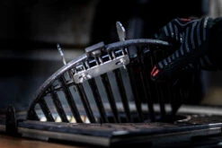 Axtschlag Flammlachsbrett Premium Line Birke - Klemmhalterung - Mit Patentierter Halterung Für Feuerstelle, Grillrost Und Gasgrill 31 Axtschlag Flammlachsbrett Premium Line Birke - Klemmhalterung - Mit Patentierter Halterung Für Feuerstelle, Grillrost Und Gasgrill -GrillWerk Verkäufe Axtschlag Flammlachsbrett Premium Edelstahl Halterung 2