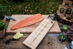 Axtschlag Flammlachsbrett Premium Line Birke - Klemmhalterung - Mit Patentierter Halterung Für Feuerstelle, Grillrost Und Gasgrill 25 Axtschlag Flammlachsbrett Premium Line Birke - Klemmhalterung - Mit Patentierter Halterung Für Feuerstelle, Grillrost Und Gasgrill -GrillWerk Verkäufe Axtschlag Flammlachsbrett Premium Zubereitung 2