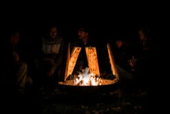 Axtschlag Flammlachsbrett Premium Line Kirsche - Klemmhalterung - Mit Patentierter Halterung Für Feuerstelle, Grillrost Und Gasgrill -GrillWerk Verkäufe Axtschlag Flammlachsbretter Anwendung 1