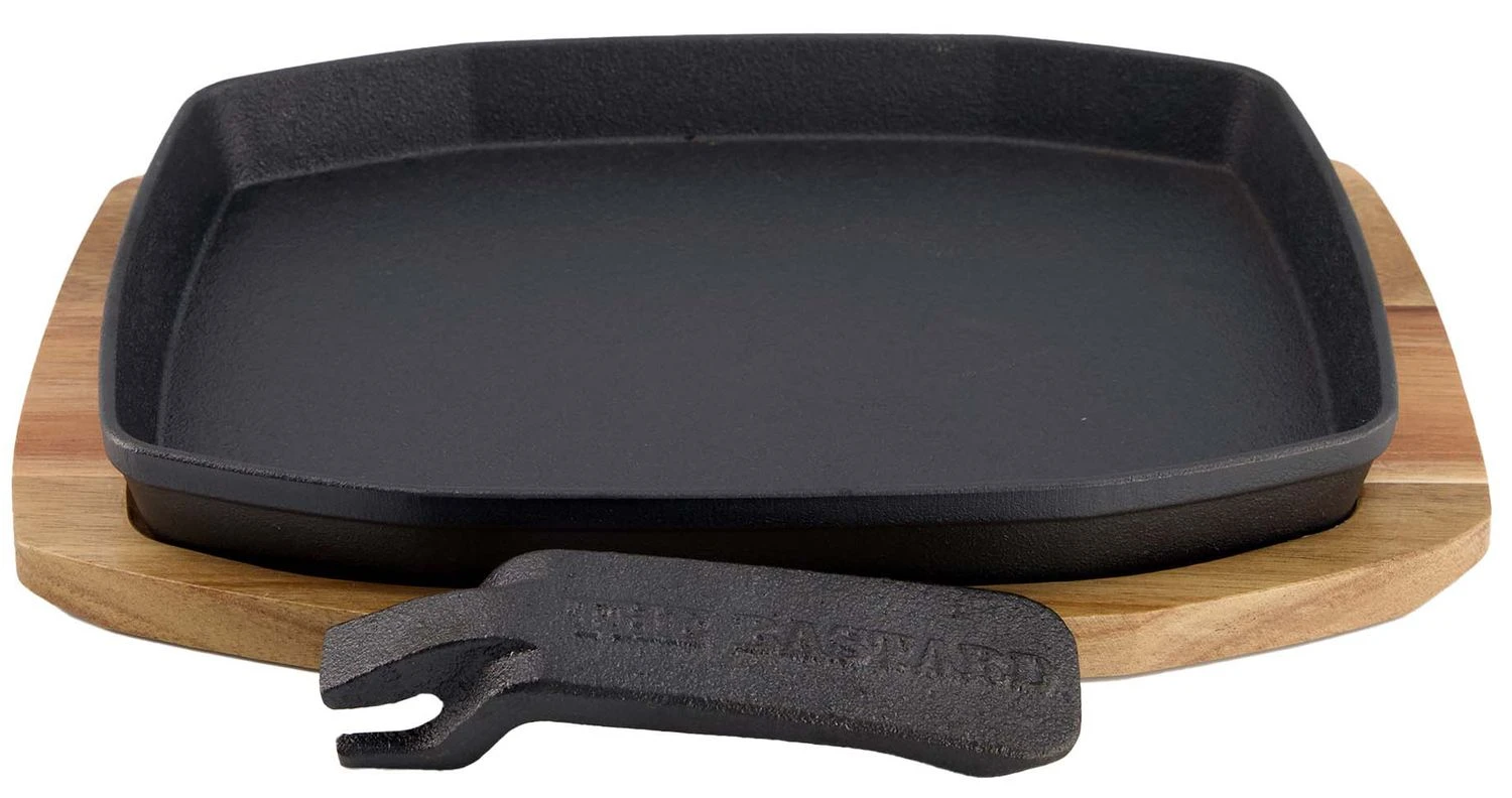 The Bastard Sizzling Plate / Gusseisenpfanne Mit Untersetzer Und Abnehmbaren Griff C/M 3 The Bastard Sizzling Plate / Gusseisenpfanne Mit Untersetzer Und Abnehmbaren Griff C/M