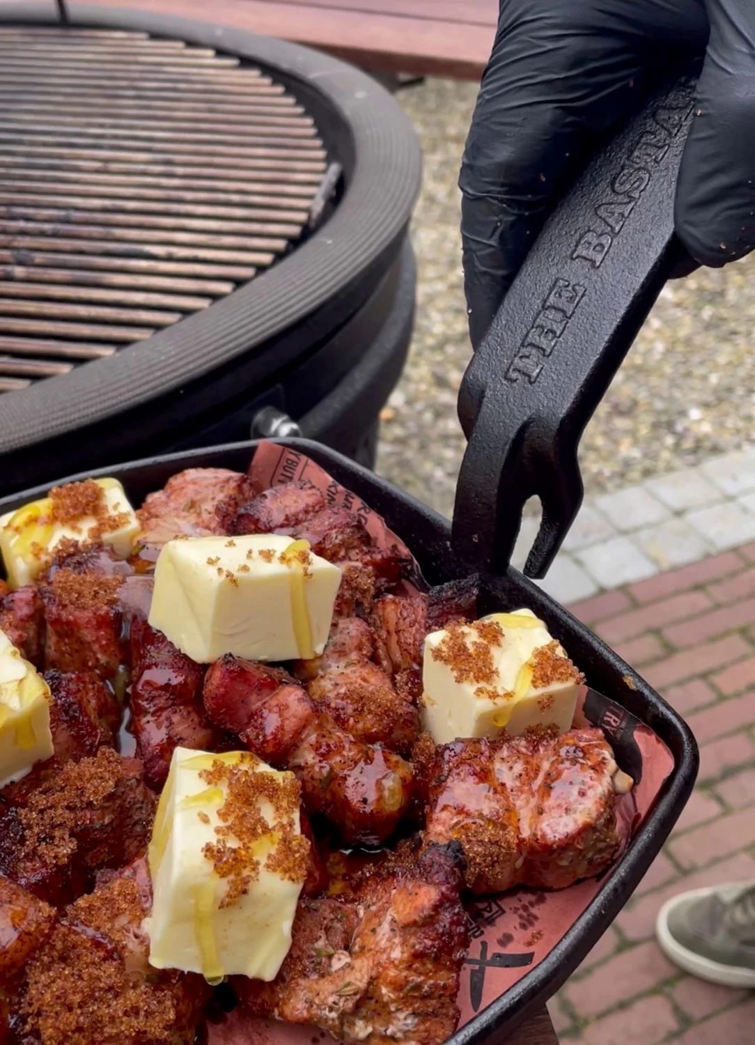 The Bastard Sizzling Plate / Gusseisenpfanne Mit Untersetzer Und Abnehmbaren Griff C/M 4 The Bastard Sizzling Plate / Gusseisenpfanne Mit Untersetzer Und Abnehmbaren Griff C/M – Bild 2