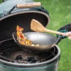 Big Green Egg Carbonstahl Wok Ø 40 Cm Mit Bambusspatel XLarge / Large -GrillWerk Verkäufe Big Green Egg Carbonstahl Wok im Grill conveggtor Korb