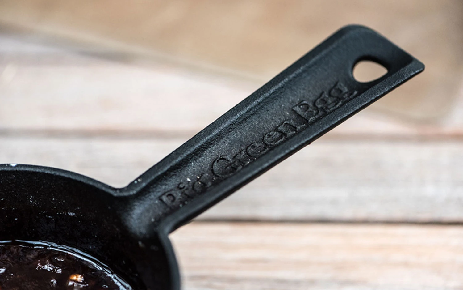 Big Green Egg Gusseisen Saucentopf Mit Silikonpinsel 3 Big Green Egg Gusseisen Saucentopf Mit Silikonpinsel