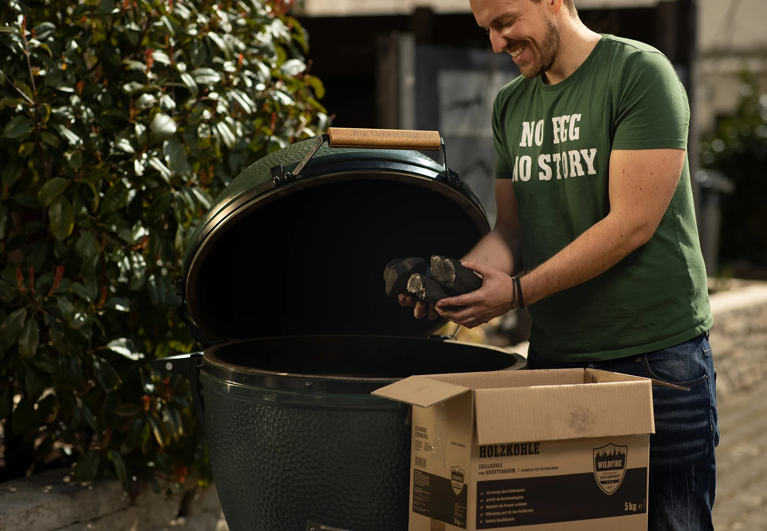Big Green Egg Holzkohle Wildfire 5 Kg Karton - Kräuterbaum 4 Big Green Egg Holzkohle Wildfire 5 Kg Karton - Kräuterbaum – Bild 2