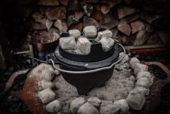 Grillfürst Dutch Oven Set BBQ Edition DO2 - X-DEAL Inkl. Tragetasche / Aufbewahrungstasche, Gusseisen Pflege Und Deckelheber -GrillWerk Verkäufe DO 2 Grillbriketts