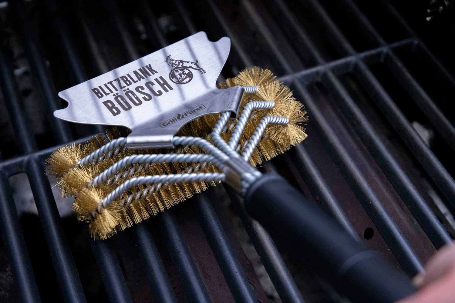 Grillfürst Grillbürste - 1. FC Köln Edition - Messing, Mit Breitem 3-fach Bürstenkopf Und Schaber 4 Grillfürst Grillbürste - 1. FC Köln Edition - Messing, Mit Breitem 3-fach Bürstenkopf Und Schaber – Bild 2