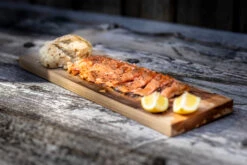 Axtschlag Flammlachsbrett Premium Line Kirsche - Klemmhalterung - Mit Patentierter Halterung Für Feuerstelle, Grillrost Und Gasgrill -GrillWerk Verkäufe Flammlachs Brett Servieren 1