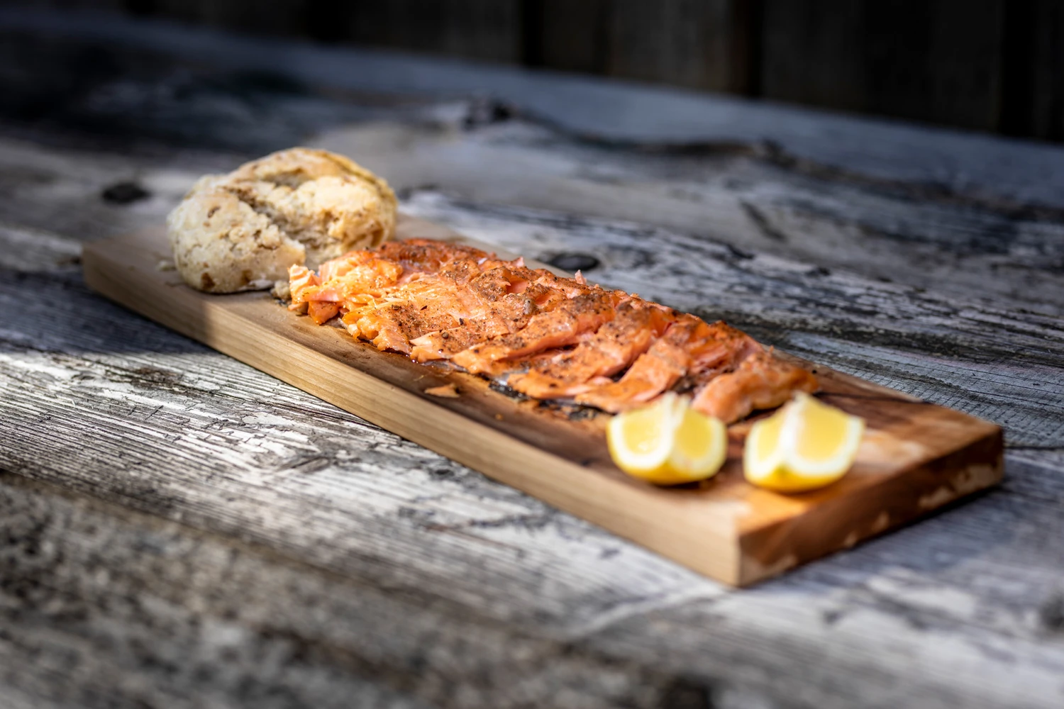 Axtschlag Flammlachsbrett Premium Line Kirsche - Extra Lang - Schraubhalterung - Mit Patentierter Halterung Für Feuerstelle, Grillrost Und Gasgrill 16 Axtschlag Flammlachsbrett Premium Line Kirsche - Extra Lang - Schraubhalterung - Mit Patentierter Halterung Für Feuerstelle, Grillrost Und Gasgrill – Bild 14