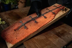 Axtschlag Flammlachsbrett Premium Line Birke - Klemmhalterung - Mit Patentierter Halterung Für Feuerstelle, Grillrost Und Gasgrill 27 Axtschlag Flammlachsbrett Premium Line Birke - Klemmhalterung - Mit Patentierter Halterung Für Feuerstelle, Grillrost Und Gasgrill -GrillWerk Verkäufe Flammlachs Premium Flammlachsbrett Birke 2