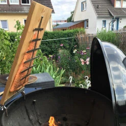 Flammlachsbrett Buche 140mm Schraub-Variante Mit 11mm Nut -GrillWerk Verkäufe Flammlachsbrett Anwendung Kugelgrill 1