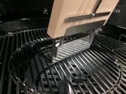 Flammlachsbrett Universal Halterung Mit Schraube Und Gegenstück -GrillWerk Verkäufe Flammlachsbrett Universalhalter Grill