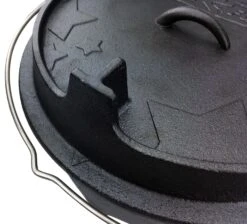 Grillfürst Dutch Oven Set BBQ Edition DO20 - X-DEAL Inkl. Tragetasche / Aufbewahrungstasche, Gusseisen Pflege, Ringreiniger, Deckelheber Und Bambus-Kochlöffel -GrillWerk Verkäufe Grillfuerst Dutch Oven T Fuss