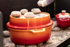 Grillfürst Emaillierter Dutch Oven Ohne Füsse DO7,5 - Orange -GrillWerk Verkäufe Grillfuerst Dutch Oven farbig Beispiel DO7 5 orange Mood Briketts