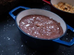 Grillfürst Dutch Oven Sternentöpfchen / Gusseisen Bräter - Emailliert - S - Blau -GrillWerk Verkäufe Grillfuerst Sternentoepfchen blau S Dessert Schokokuchen