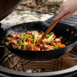 Kamado Joe Karbonstahl Wok -GrillWerk Verkäufe Kamado Joe Wok Karbonstahl Mood01