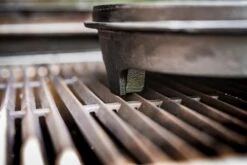 Grillfürst Dutch Oven BBQ Edition DO4 - Klaus Grillt Sonderedition 11 Grillfürst Dutch Oven BBQ Edition DO4 - Klaus Grillt Sonderedition -GrillWerk Verkäufe Klaus grillt Dutch Oven Fuesse am Grillrost 1