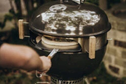 Moesta Smokin' PizzaRing - Pizza-Set (67cm) -GrillWerk Verkäufe Moesta Pizzaring Pizzaset Anwendung03