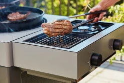 Outdoorchef Blazing Zone + Cooking Zone Kit Plus Für Arosa Evo Grey Steel -GrillWerk Verkäufe Outdoorchef Blazing Cooking Zone Arosa Lifestyle