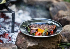 Petromax Emaille Teller / Ø22 Cm / Schwarz, 2 Stück -GrillWerk Verkäufe Petromax Emaille Teller 22cm schwarz Lifestyle01