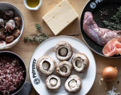 Petromax Emaille Teller / Ø22 Cm / Weiß, 2 Stück -GrillWerk Verkäufe Petromax Emaille Teller 22cm weiss Lifestyle02