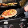 Rösle Vario Grillrost Einsatz: Pizzastein Aus Cordierit Ø 30 Cm - FC Bayern Edition -GrillWerk Verkäufe Roesle Pizzastein Grillhandschuh FC Bayern Lifestyle