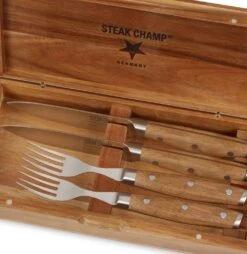 Steak Champ Gourmet Steakbesteck Set: 2 Steakmesser Und 2 Gabeln 11 Steak Champ Gourmet Steakbesteck Set: 2 Steakmesser Und 2 Gabeln -GrillWerk Verkäufe Steak Champ Gourmet Messerset Holzbox Aufbewahrung 101059