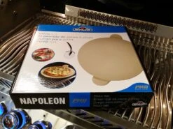 Napoleon PRO Pizzastein 38 Cm Mit Schneideroller -GrillWerk Verkäufe napoleon pro pizzaset pizzastein pizzaschneide